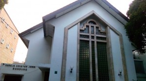 mengikuti kebaktian gereja kristen jawa di jalan merdeka kota bandung