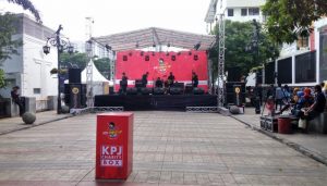 Aksi Kelompok Penyanyi Jalanan Kota Bandung di Pinggir Sungai Cikapundung
