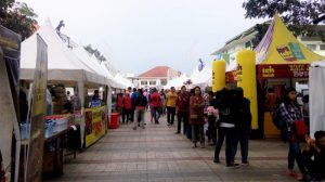 Aksi Kelompok Penyanyi Jalanan Kota Bandung di Pinggir Sungai Cikapundung