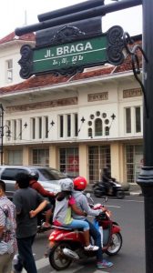 Menikmati Keramaian Jalan Braga Kota Bandung Yang Tak Pernah Mati