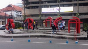 Menikmati Keramaian Jalan Braga Kota Bandung Yang Tak Pernah Mati