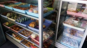 Menikmati Aneka Kue Kuno Di Toko Kue Kudusan Kota Malang