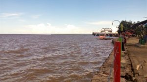 Menikmati Keramaian Pantai Kenjeran Lama di Surabaya