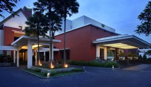 Menikmati Ketenangan dan Kesejukan Hotel Santika Premiere Malang.