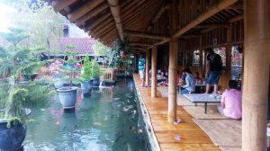 Rekreasi dan Makan Siang Di Lesehan Pring Pethuk Kota Batu