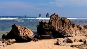 Menikmati Keindahan Pantai Gatra dan Clungup di Malang Selatan