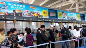 antrian di loket kereta gantung ngong ping