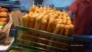 Makan Cakue Peneleh yang terkenal dari Kota Surabaya