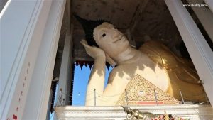 Budha Tidur Terbesar Ketiga Thailand di Wat Hai Yai Nai