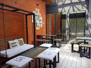 Kopi dan Pizza enak di The Library Cafe Kota Malang