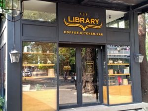 Kopi dan Pizza enak di The Library Cafe Kota Malang