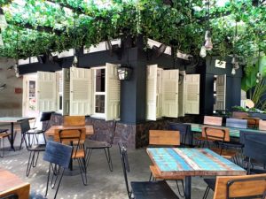 Kopi dan Pizza enak di The Library Cafe Kota Malang