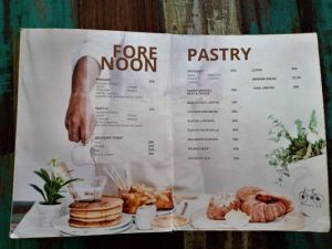 Kopi dan Pizza enak di The Library Cafe Kota Malang